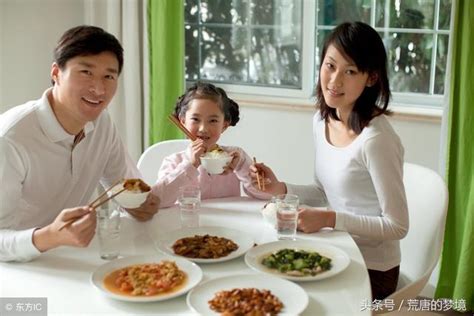 夢見已故長輩吃飯|夢見跟老人吃飯什麼意思周公解夢